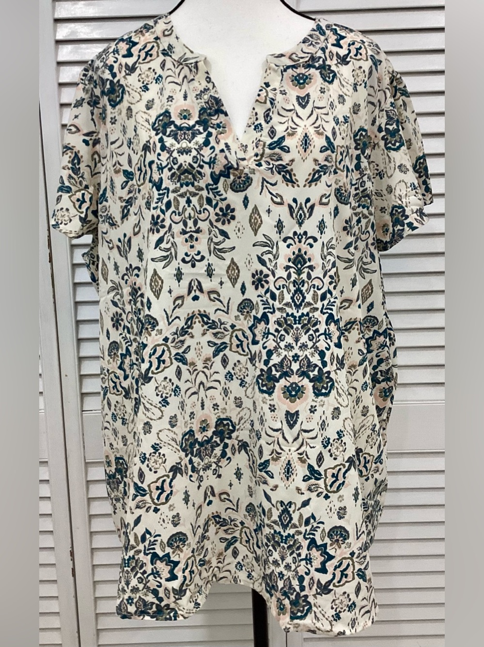 Maurice’s V Neck Cap Sleeve Teal & Peach Floral on Cream Boho  Blouse 2X NWT